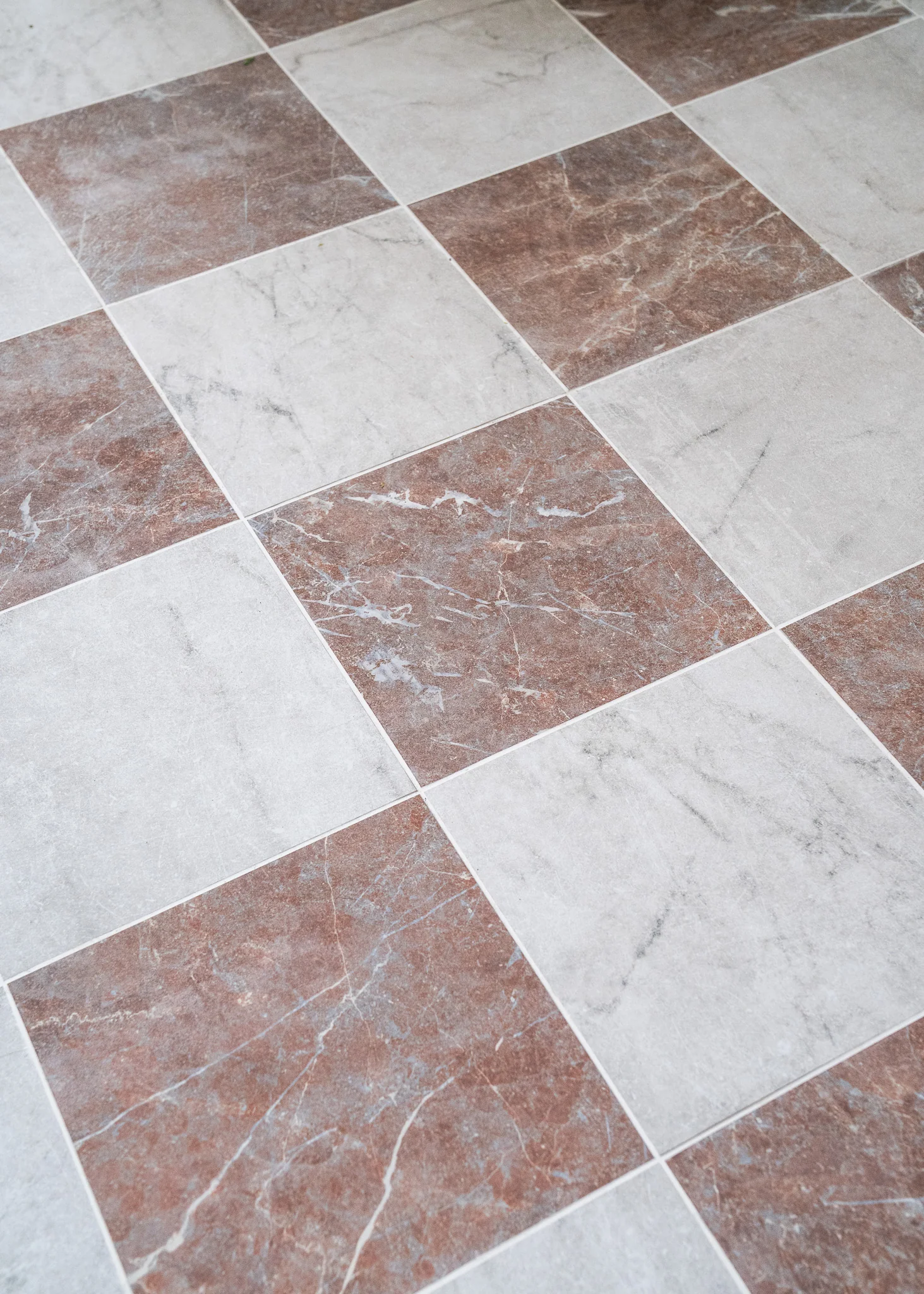 Chalfont Antiqued Red and White Marble Effect Chequerboard - Image 10