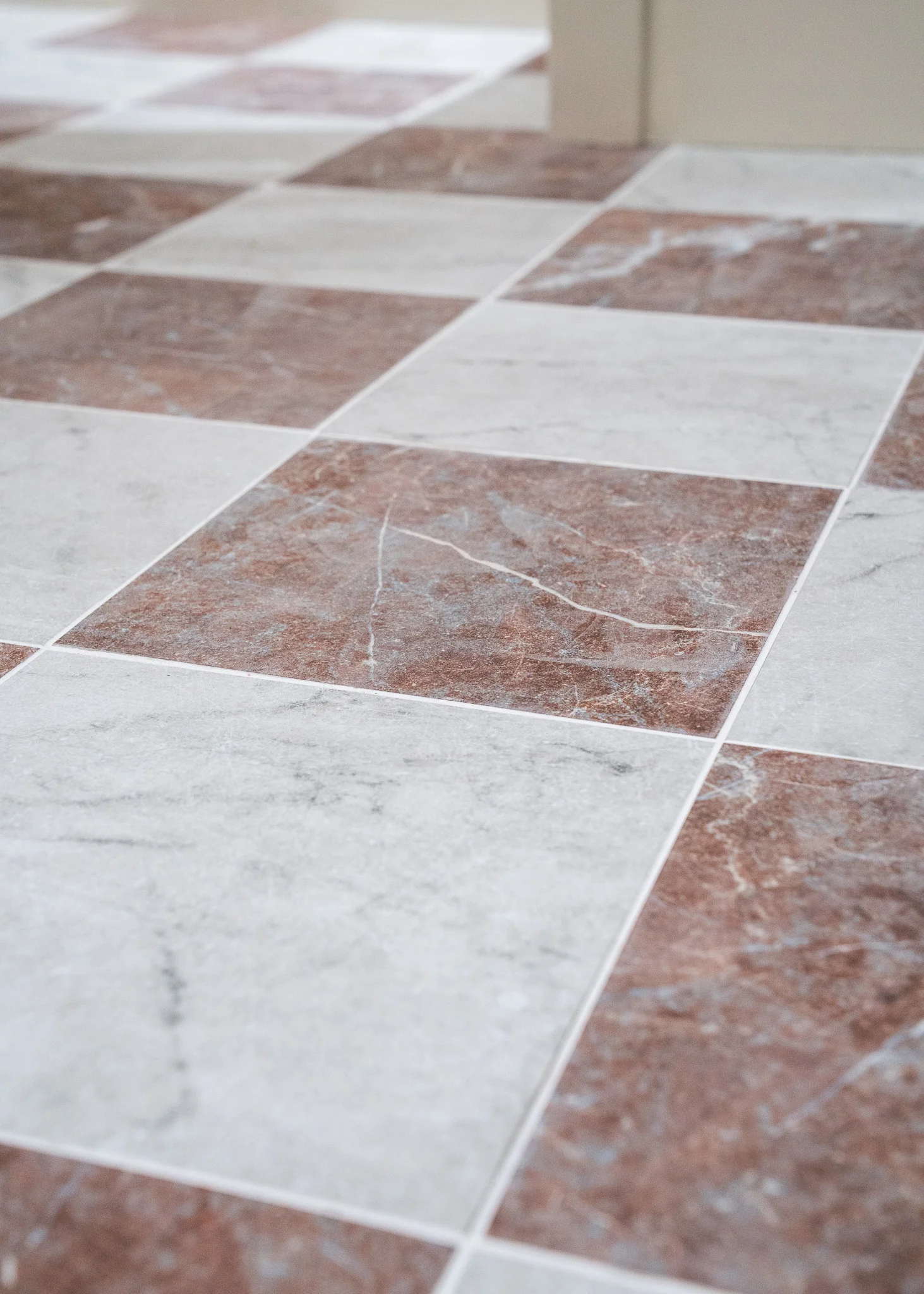 Chalfont Antiqued Red and White Marble Effect Chequerboard - Image 12