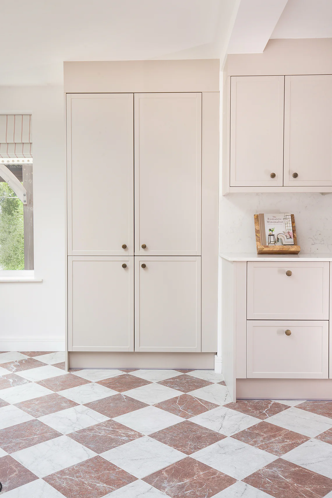 Chalfont Antiqued Red and White Marble Effect Chequerboard - Image 9