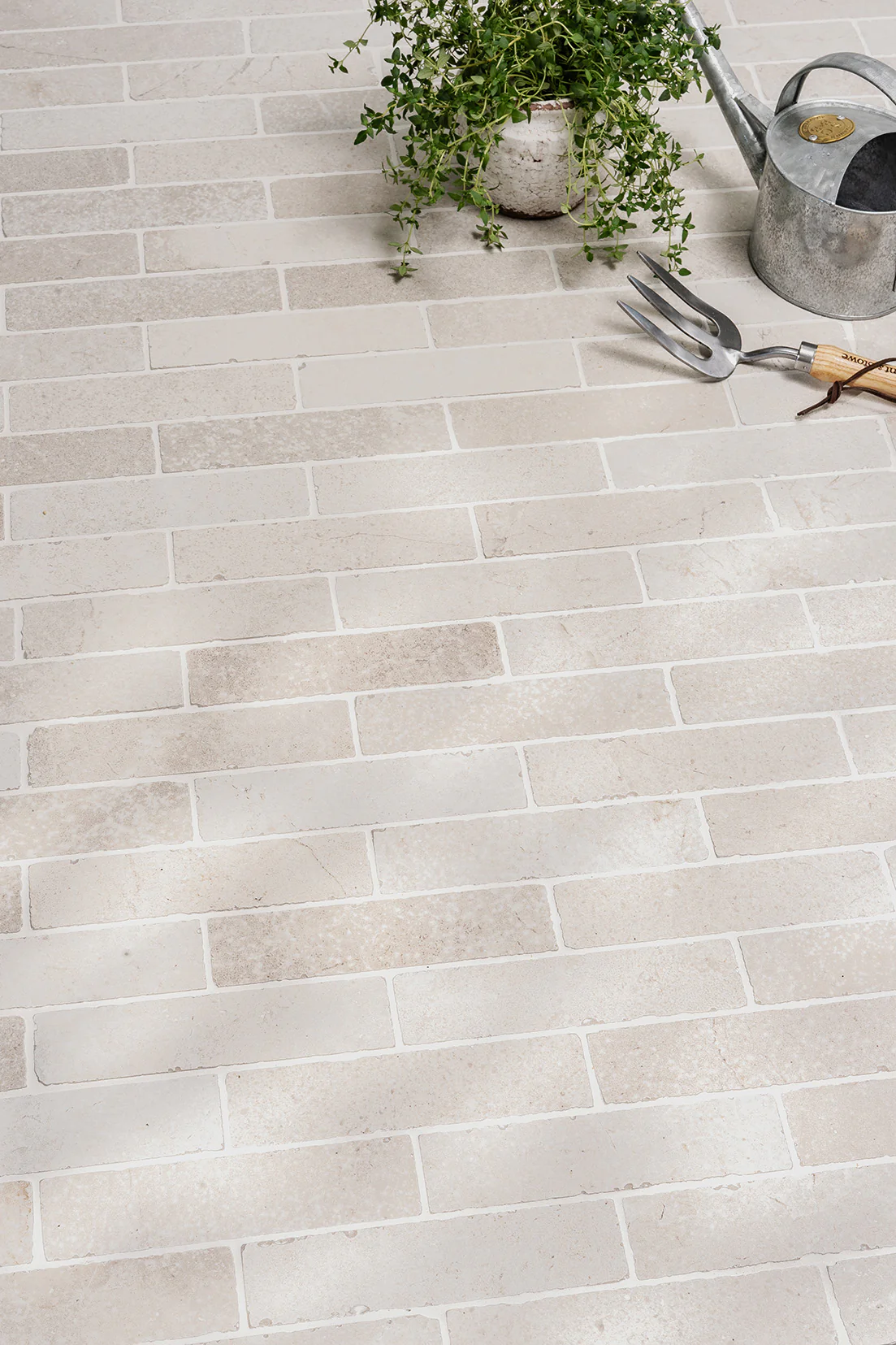 Dorchester Aged White Stone Effect Rustic Edge Cobbles