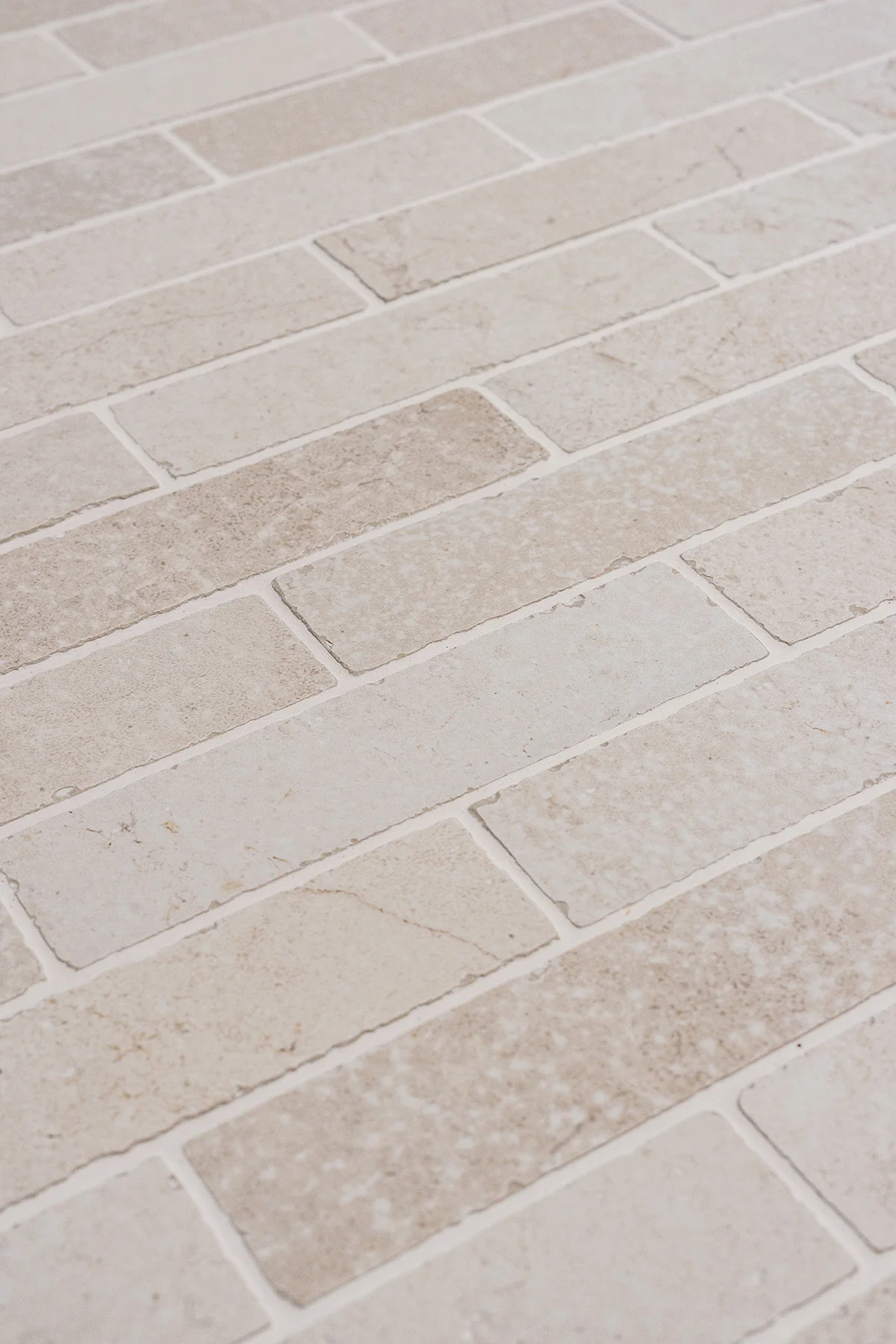 Dorchester Aged White Stone Effect Rustic Edge Cobbles - Image 2