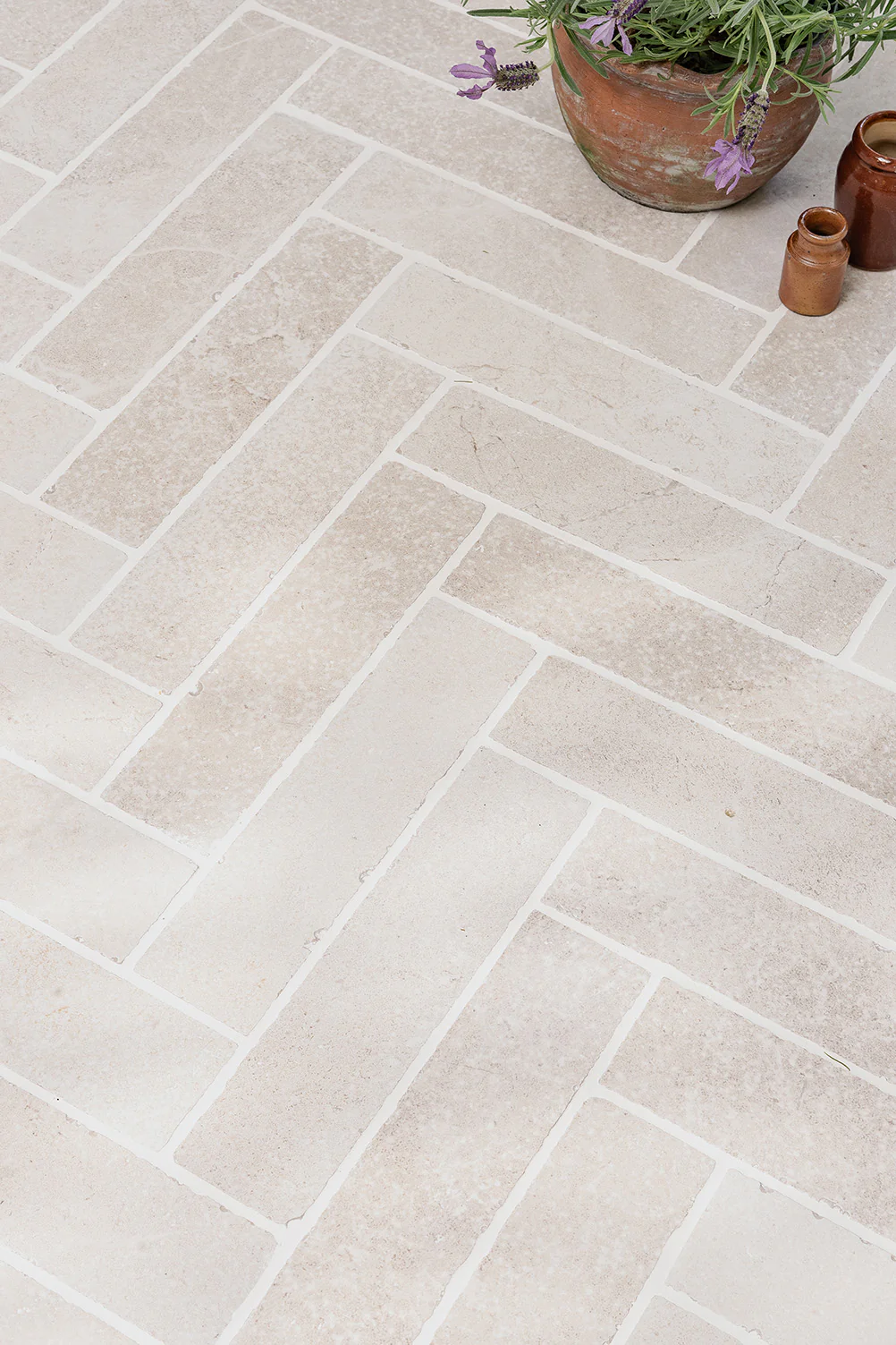 Dorchester Aged White Stone Effect Rustic Edge Herringbone Cobbles