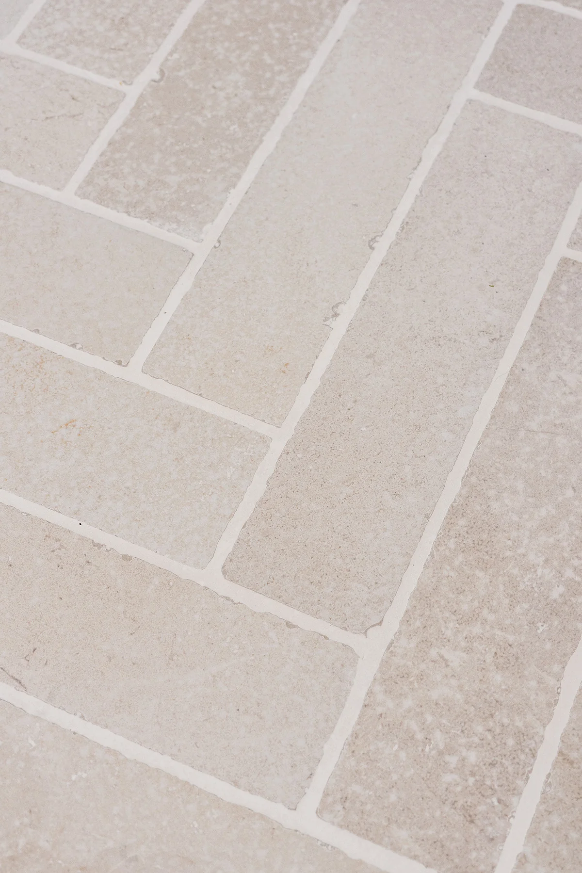 Dorchester Aged White Stone Effect Rustic Edge Herringbone Cobbles - Image 2