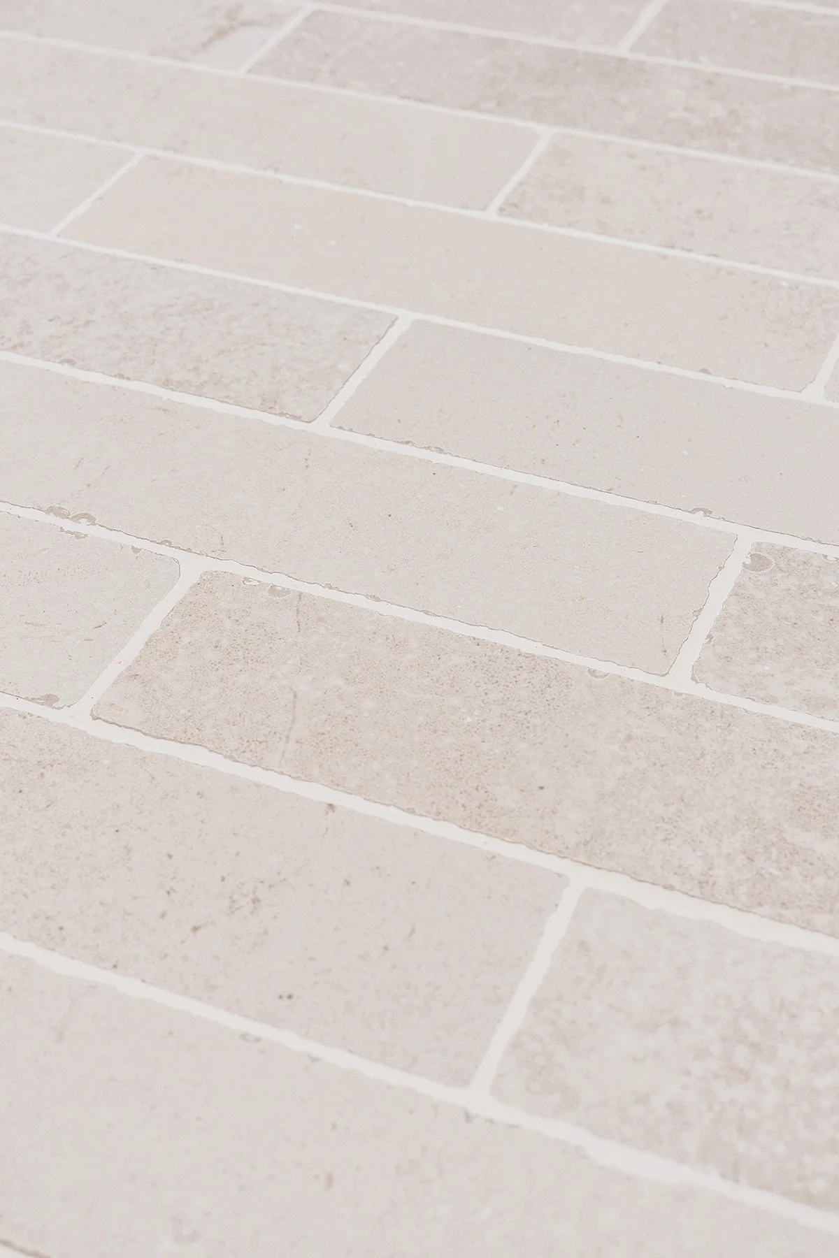 Dorchester Aged White Stone Effect Rustic Edge Herringbone Cobbles - Image 4