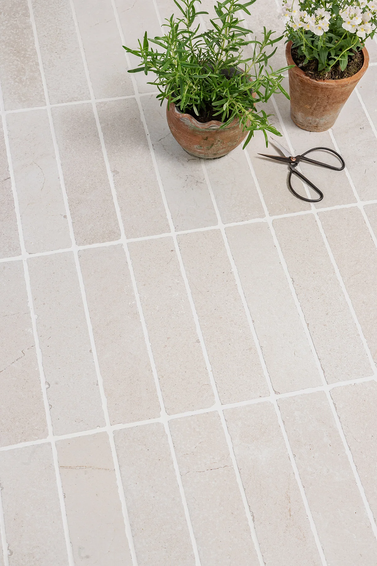 Dorchester Aged White Stone Effect Rustic Edge Herringbone Cobbles - Image 5