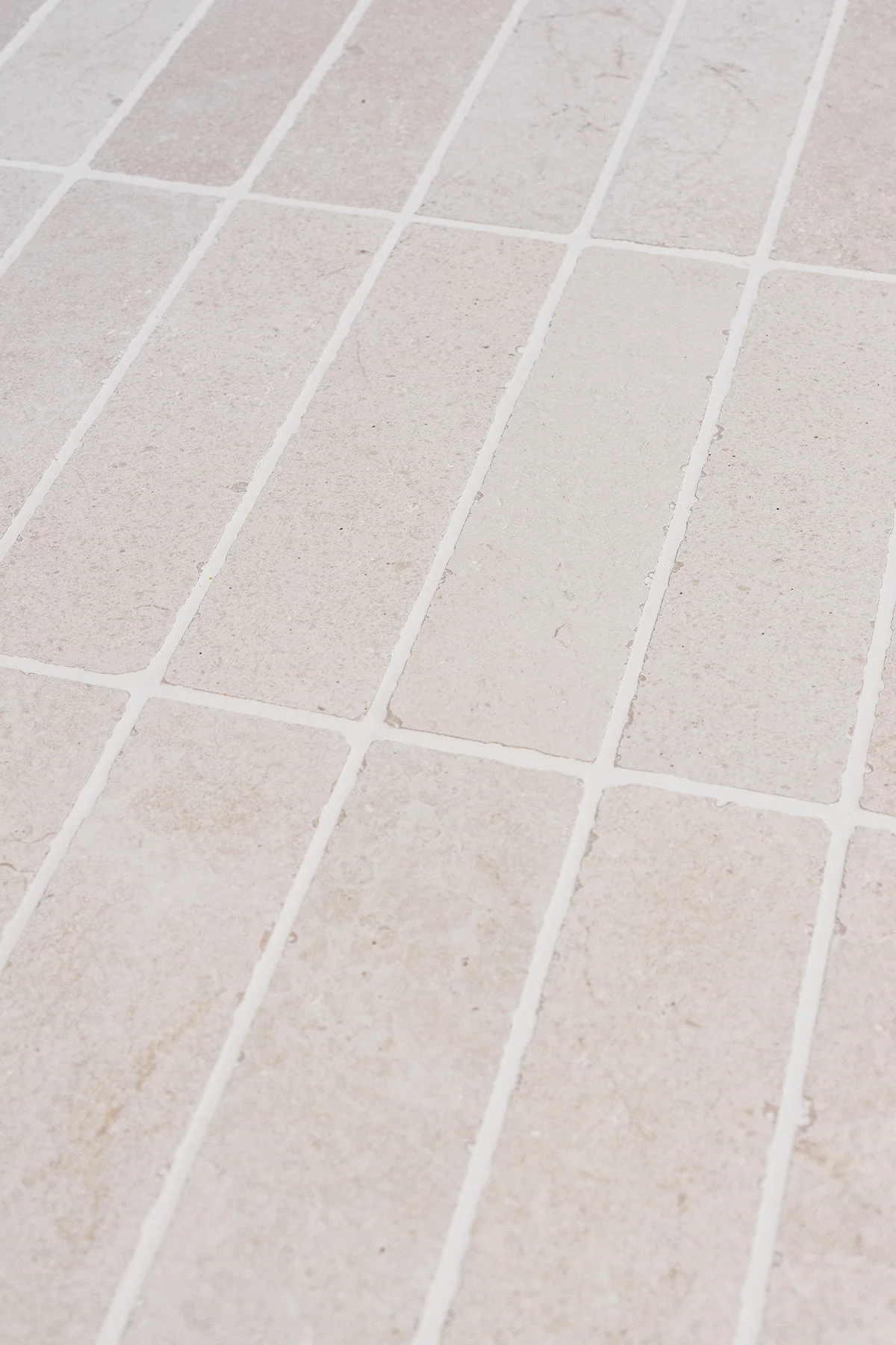 Dorchester Aged White Stone Effect Rustic Edge Herringbone Cobbles - Image 6