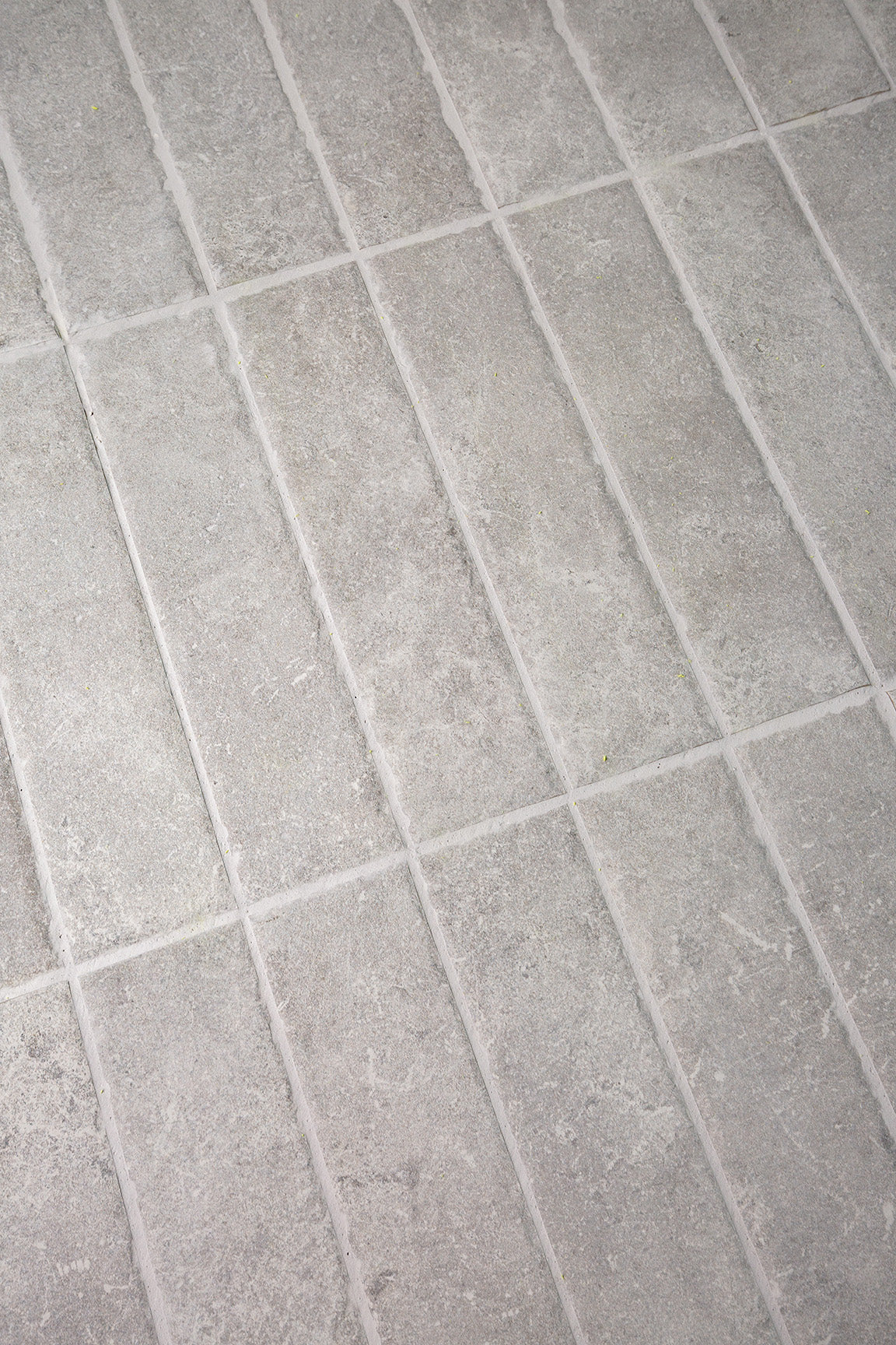 Hambleton Grey Tumbled Edge Porcelain Herringbone Cobbles - Image 3