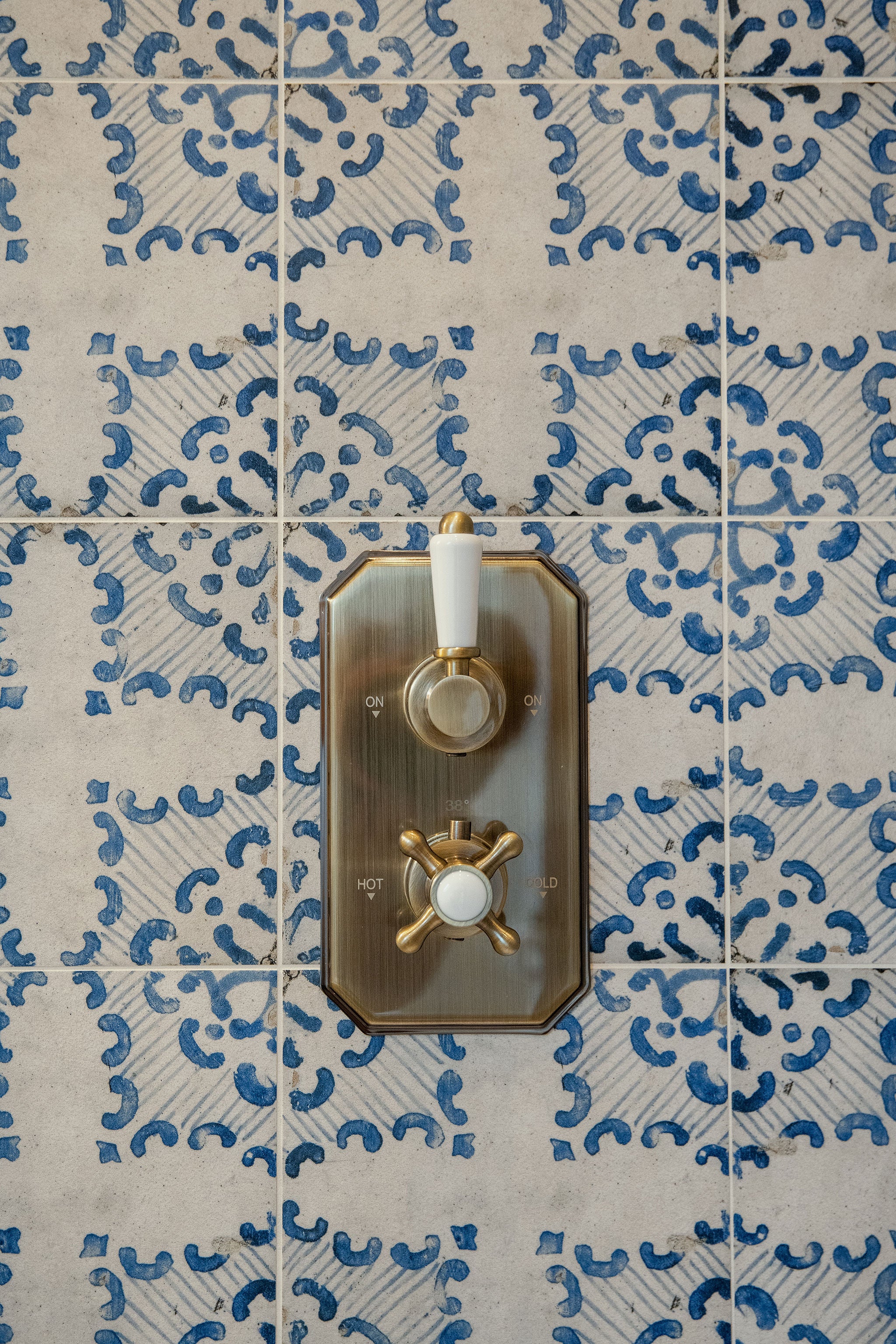 Pamplona Blanco Patterned Porcelain Tiles - Image 9