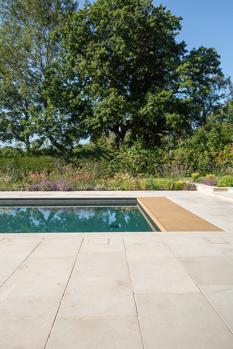 Versailles Softly Aged Limestone Paving - Image 7