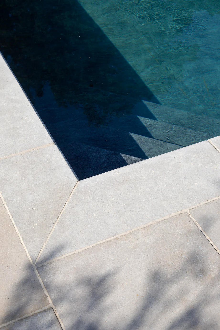 Versailles Softly Aged Limestone Paving - Image 9