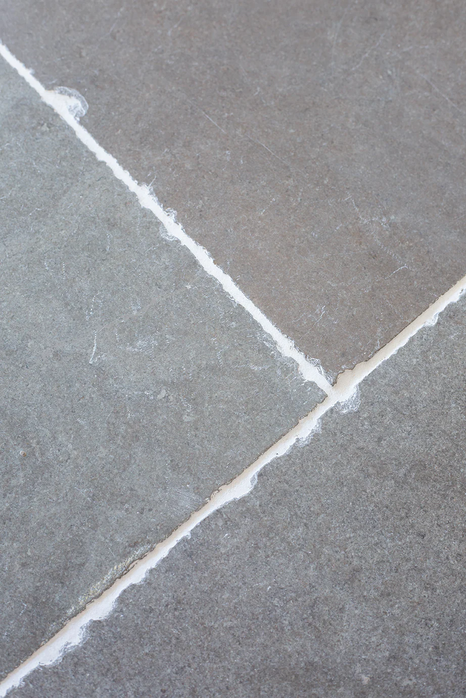 Windsor Grey Tumbled Limestone Tiles - Image 6